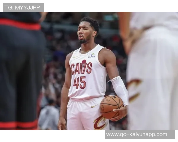 老队友重聚骑士公牛赛前米切尔阿伦与奥科罗亲切交流回忆往昔 老队友重聚骑士公牛赛前米切尔阿伦与奥科罗亲切交流回忆往昔