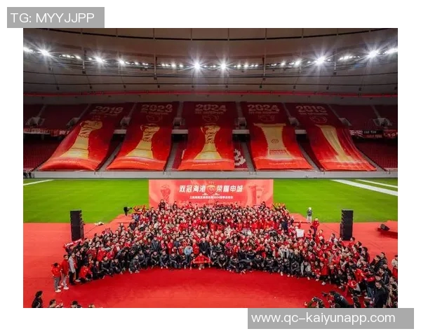 海港三连冠荣耀时刻上海海港足球俱乐部2025赛季总结会圆满召开